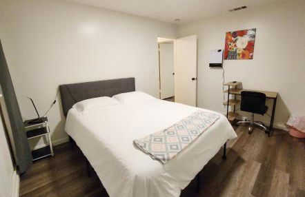 Centrally Located, 4x Queen, 300 MBPS Internet with Backyard! - Foto 17