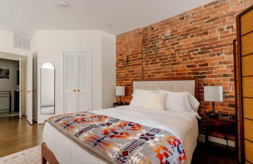 Entire 2-Story Garden Loft Apt with Parking, walk to Metro, Zoo, 2 mi from White House - Photo 15