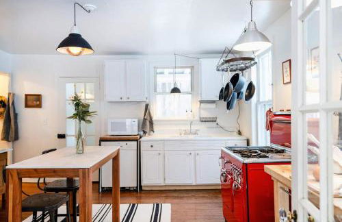 The Swiss Hill Farmhouse - 5 Bedrooms w Hot Tub - Foto 14