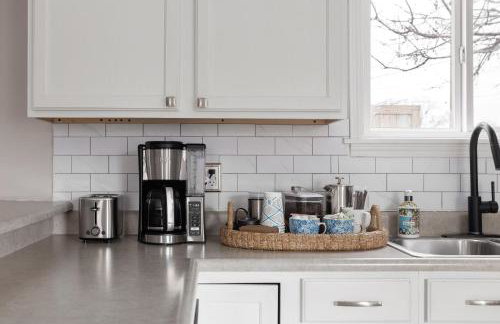 Capitol House - 3 Bed 1 Full and 1 Half Bath, Pet Friendly with Hot Tub walk to Lucas Oil Stadium - Foto 17