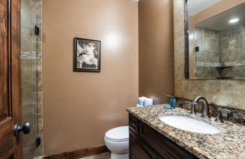 Private Hot Tub, Minutes to Ski, Cozy Getaway, Beautiful Condo- Large 3BR, Private Garage! - Photo 33