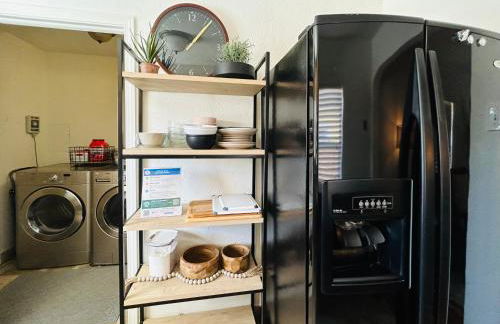 Home Sweet Idahome, feels like home with all the decor you wish you could afford King bed in master, fully fenced dog friendly yard, a few blocks from BSU and downtown Boise, Your perfect stay! - Foto 19