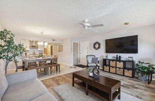 SPECTACULAR, NEW Professional Decor, Near Dis, NO Steps, Pool, Patio, LOW Rates! - Foto 15