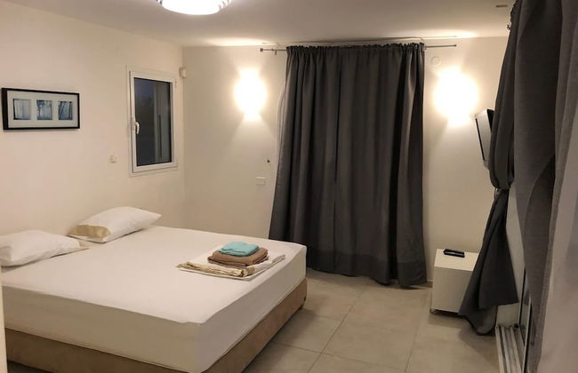 Villa with Garden near Beach - Photo 2