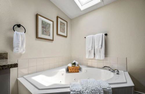 Accessible 3BR Home Sleeps 12, Pet-Friendly, Near Lake Conroe - Foto 10