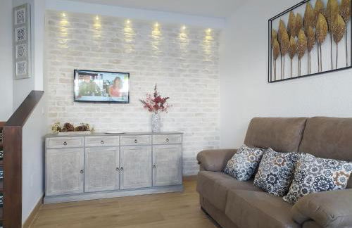 Gran adosado de esquina muy cerca de la playa en la Antilla - Foto 2