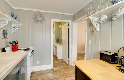 Deck and Indian River Bay Views Coastal Cottage - Foto 13