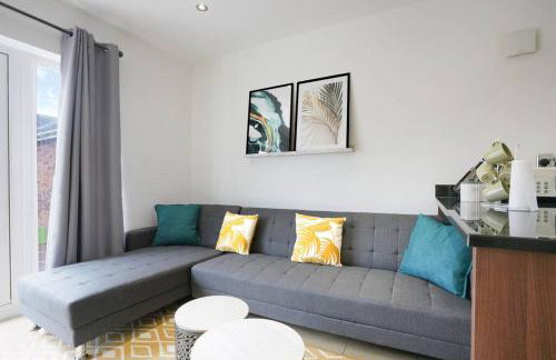 Stylish 6 Bedroom 3 Bathroom Detached House with Free Parking, Super-Fast Wifi, Pool Table, Smart TVs with Netflix by Yoko Property - Foto 25