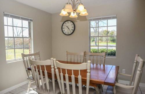 Classic Colonial Home near Main Street - Foto 19