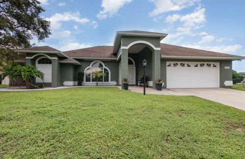 Spacious Luxury Pool Home Oasis - 8mi to Airport - Foto 15