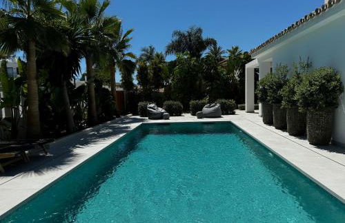 Marbella Bliss - Luxury 4-Bedroom VILLA with Garden, Private POOL & Jacuzzi, Marbesa near- 5 min to the Cabopino Beach - Photo 4