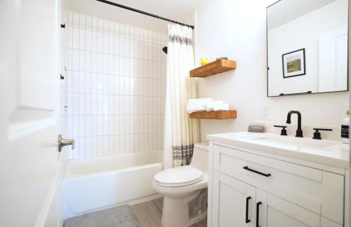 Stunning Waterfront 3BR Retreat - Perfect Getaway - Foto 36