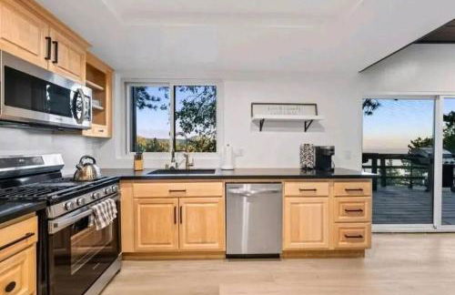 Updated Mountain Cabin Retreat with 180 views off Deck and Balcony - Foto 17