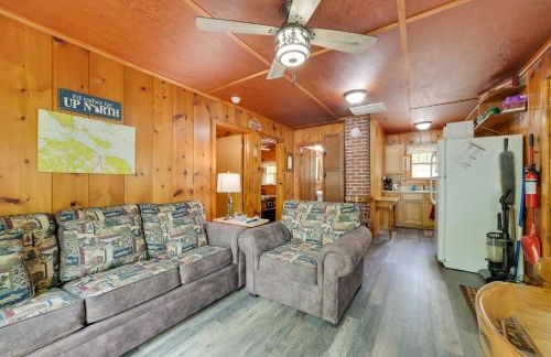 Near Snowmobiling! Carp Lake Cottage with Fire Pit - Foto 4