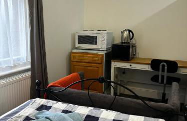 EGHAM LOVELY STUDIO SELF CONTAINED 2 mins station - Foto 3