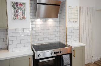 Spacious Victorian 4 Bed l Cocktail Bar Spa Bath Workspaces - Photo 14