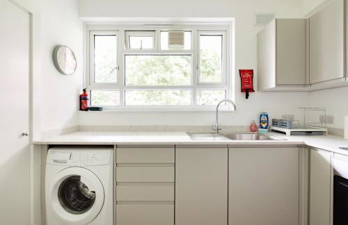 PenthouseStays Wimbledon - Chic 2 Bedroom King Bed Apartment with Balcony - 2 mins from Wimbledon Tennis Club and Museum - AELTC - Foto 13