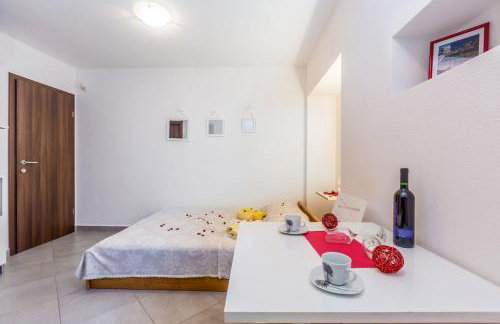 Studio apartman u kući s bazenom - Foto 13