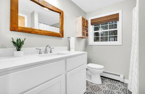 Thomas Trail - Game Room, Fire Pit, 1 min to Ski Mountain & Shared Beach! - Foto 40