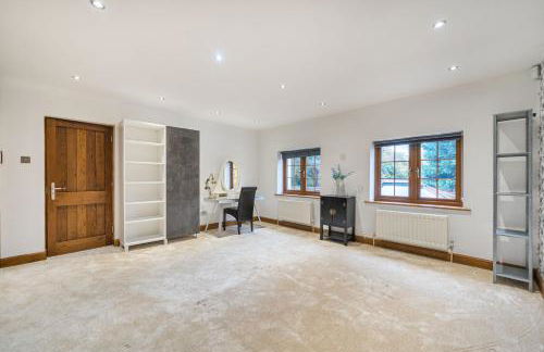 Kingswood 6 Bed Mansion, Tennis Court and Cinema - Foto 27