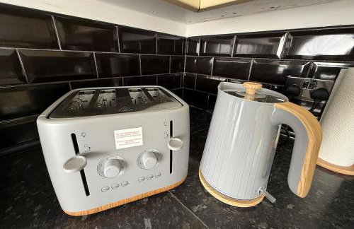 Spacious 3 Bed House Perfect for Contractors & Families with free Wi-fi and Parking - Foto 39