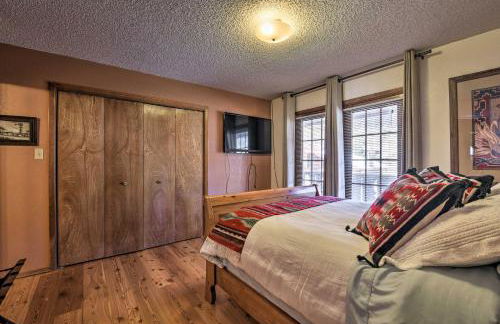 Downtown Red River Retreat with Mtn Views and Yard - Foto 10