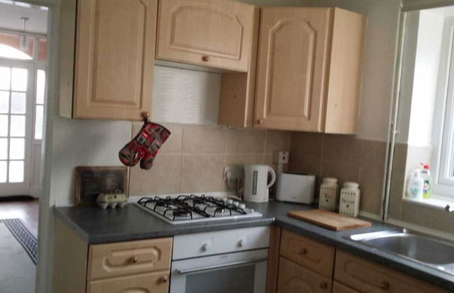 Beautiful Romantic Village House With Netflix - Photo 12