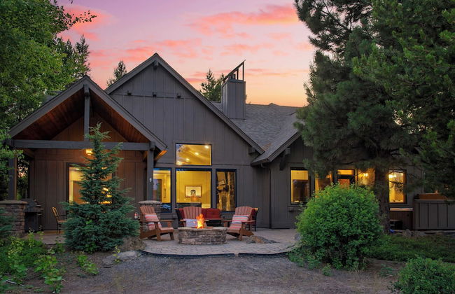 Klamath by Avantstay Gorgeous Mountain Home w/ Fire Pit, Spa & Lake Views - Photo 1