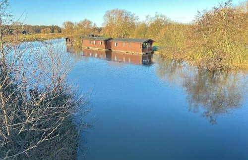 Bure River Lodge Houseboat - Photo 2
