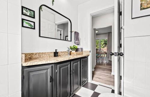 New! Warm & Cozy 3BR w/ Hot Tub, Firepit & BBQ! - Foto 2