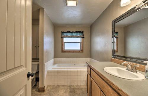 Columbia Falls Private Retreat Pool Table and Deck! - Foto 18