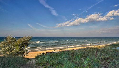 Lakefront Montague Cottage w/ Deck & Beach! - Foto 2