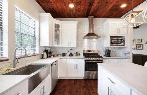 Getaway Near River Walk DT Yard BBQ Pet Games - Foto 3