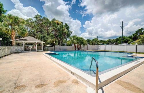 Old Florida Setting with Kayaks and Fishing Poles - Foto 26