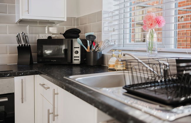 Corner House - Bright 2BD in Cheltenham - Photo 28