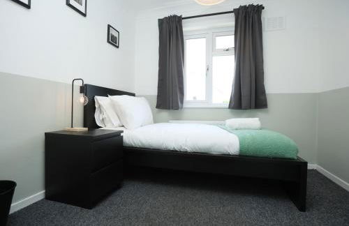 Homely ! Perfect for Contractors and Guests with Private off street parking - Foto 47