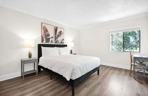 Serene Poolside Getaway Lake Access Parking - Foto 6