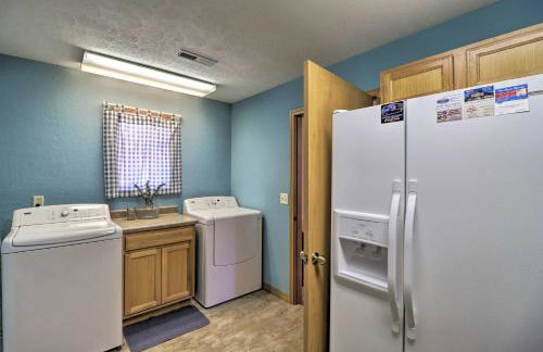 Scenic Riverview Getaway with Screened Porch! - Foto 26