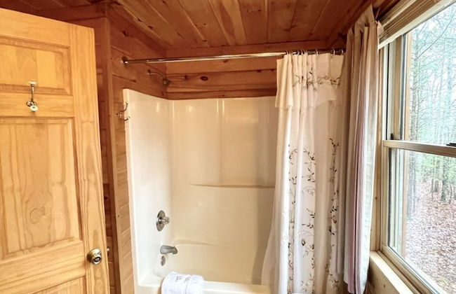 Romantic, pet friendly cabin with private hot tub, washer/dryer and full kitchen Studio Cabin by RedAwning - Foto 13