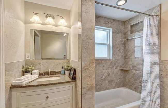 Beautifully Renovated 5 Bedroom with Guest House 5 Home by RedAwning - Foto 44