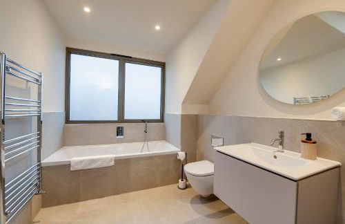 Spacious 5BR Home Near New Forest & Coast - Parking - Sleeps 10 - Photo 16