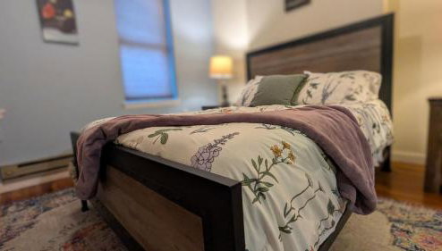 Relaxing Rustic Oasis, Unit A - 6 minute walk to Downtown! Pet-friendly & Cyclists Welcome! - Foto 1