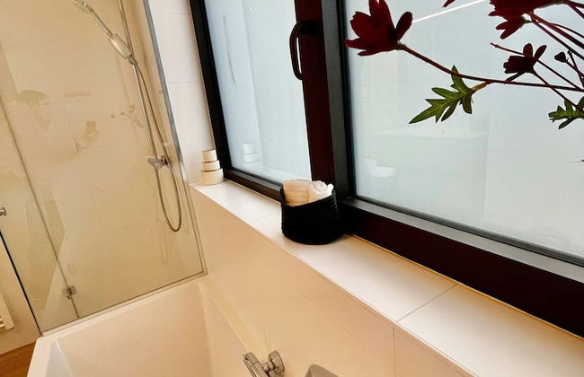 Modern 2BR Penthouse Near Diamond District by Oneluxstay - Foto 48