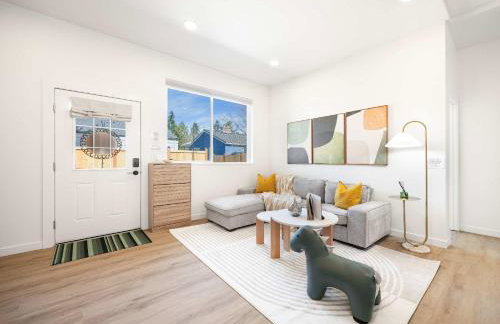 2025 Built Single-Level 2BR Serene Home with 2 AC - Foto 9