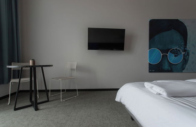 Resume Apartments - Photo 10