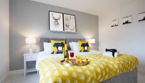 Stylish 6 Bedroom 3 Bathroom Detached House with Free Parking, Super-Fast Wifi, Pool Table, Smart TVs with Netflix by Yoko Property - Foto 3