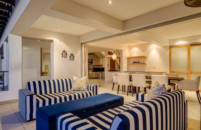 Immaculate Camps Bay Villa w Jacuzzi Views Pool Villa Grenache - Photo 9