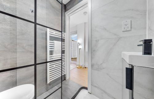 AC & Private Drive Stylish 4BR 5 Beds 8 Guests Wifi And Parking - Photo 53