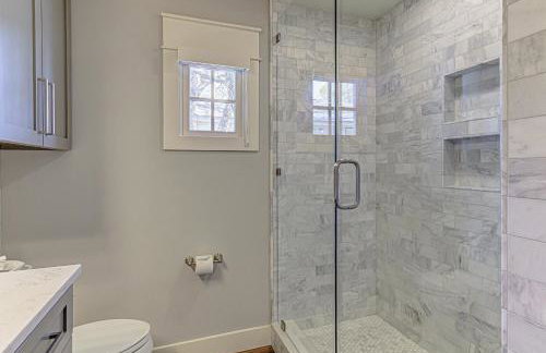 Lakefront Family Home for 12 w Picturesque Views & Patio - Foto 30