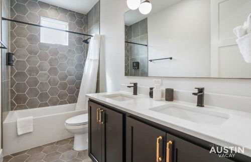 Luxurious Modernism with Private Hot Tub and Garage - Foto 43